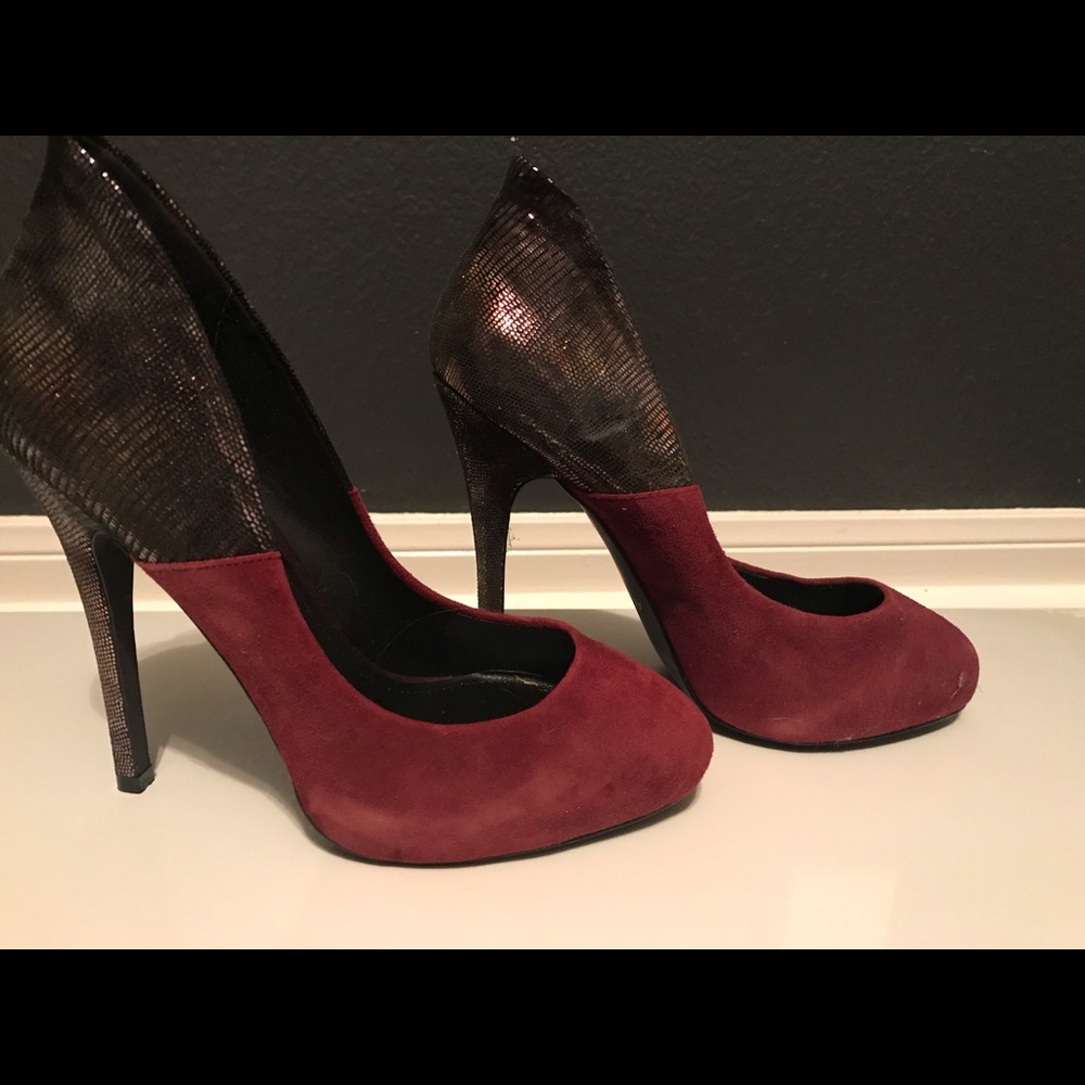 Size 8.5 Aldo maroon heels. NEVER WORN